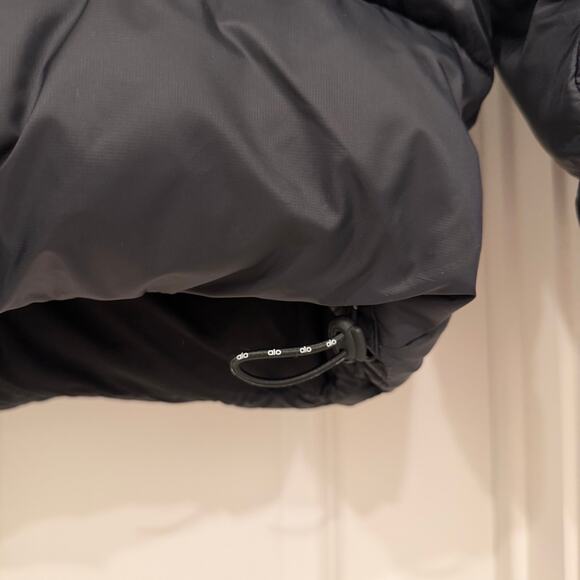 Alo Yoga Gold Rush Puffer in Black Size Medium - Picture 9 of 9